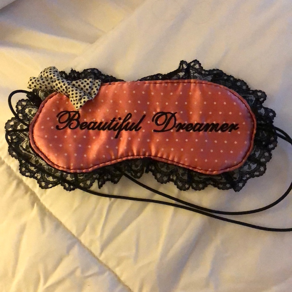 (Given as customer surprise) Eye sleep mask